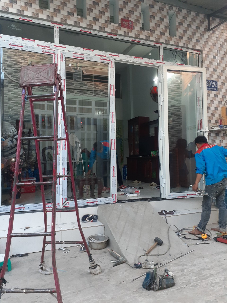 THI CÔNG CỬA CUỐN ALPHADOOR TRÊN ĐƯỜNG CÁCH MẠNG THÁNG 8