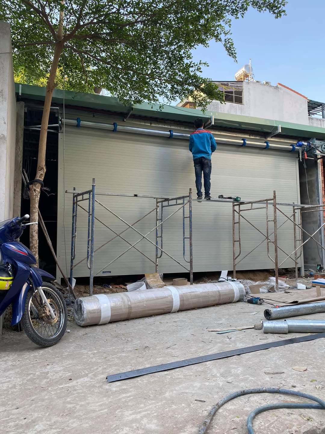 THI CÔNG CỬA CUỐN QUẬN HÓC MÔN